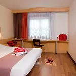 Hotel Ibis Heroes Square 3*