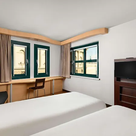 Ibis Heroes Square 3*