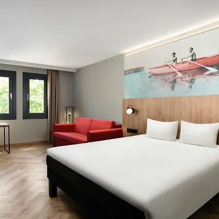 Hotel Ibis Heroes Square 3*