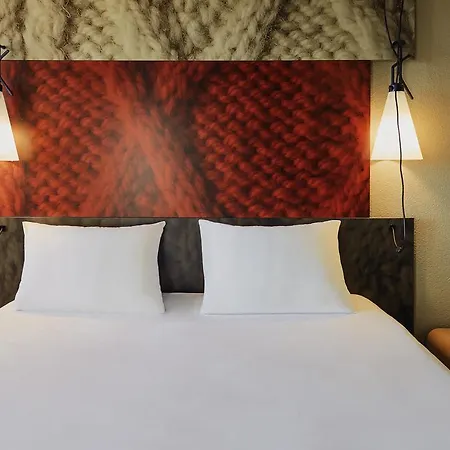 Ibis Heroes Square 3*