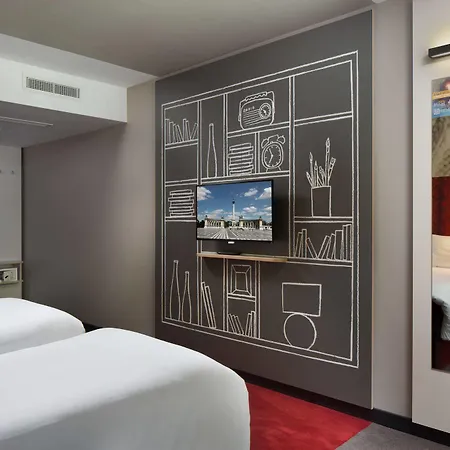 Otel Ibis Heroes Square 3*