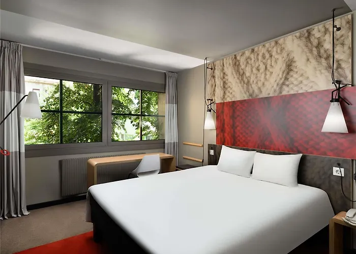 Ibis Heroes Square 3*