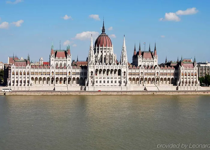 Hotel Ibis Heroes Square 3*