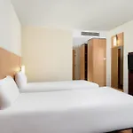 Hotel Ibis Heroes Square 3*
