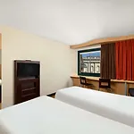 Hotel Ibis Heroes Square
