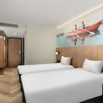 Ibis Heroes Square 3*