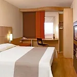 Hotel Ibis Heroes Square