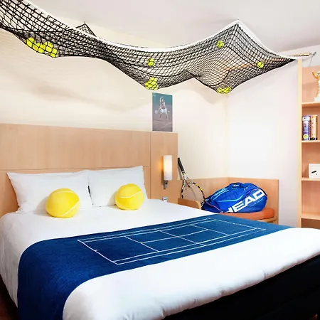 Ibis Heroes Square 3*