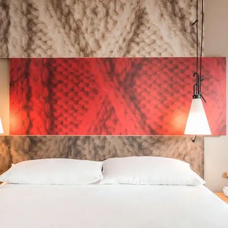 Ibis Heroes Square Hotel 3*