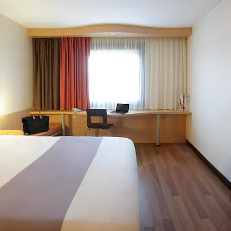 Ibis Heroes Square
