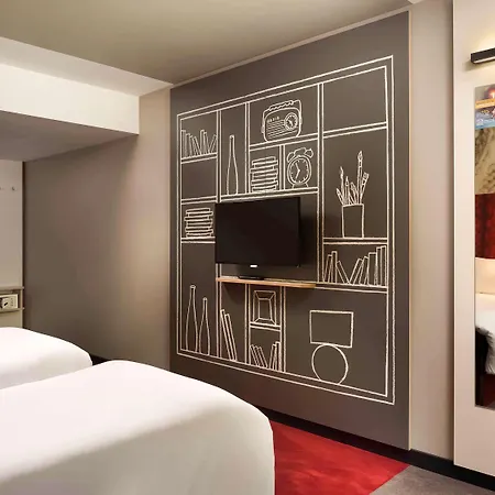Hotel Ibis Heroes Square