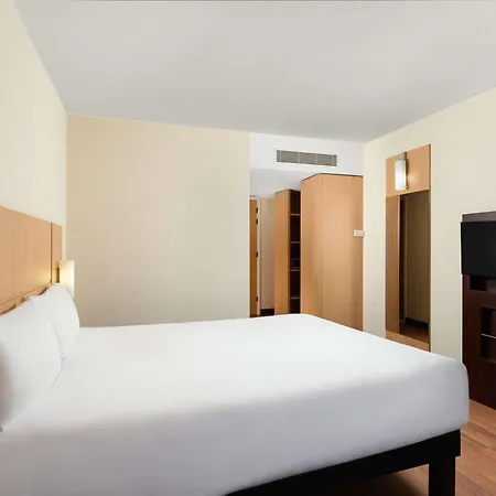 Ibis Heroes Square 3*