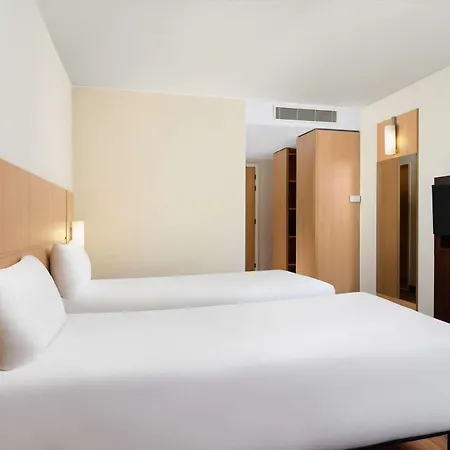 Hotel Ibis Heroes Square