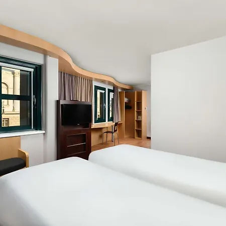 Ibis Heroes Square Hotel