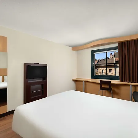 Hotel Ibis Heroes Square 3*