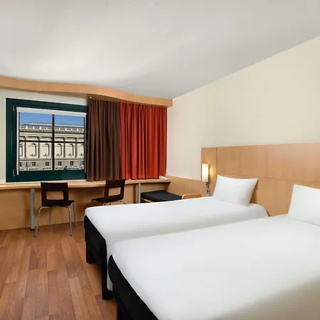 Hotel Ibis Heroes Square 3*