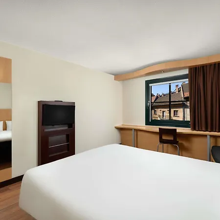 Ibis Heroes Square Hotel 3*