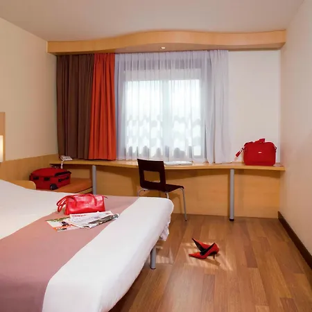 Hotel Ibis Heroes Square 3*