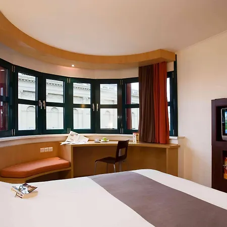 Ibis Heroes Square 3*