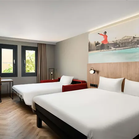 Ibis Heroes Square Hotel 3*
