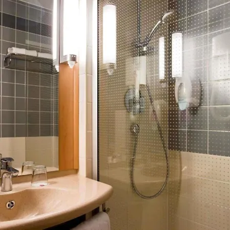 Ibis Heroes Square