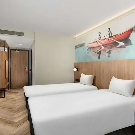 Ibis Heroes Square 3*
