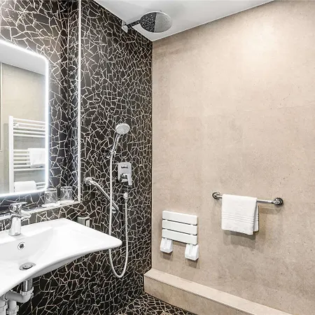 Ibis Heroes Square 3*