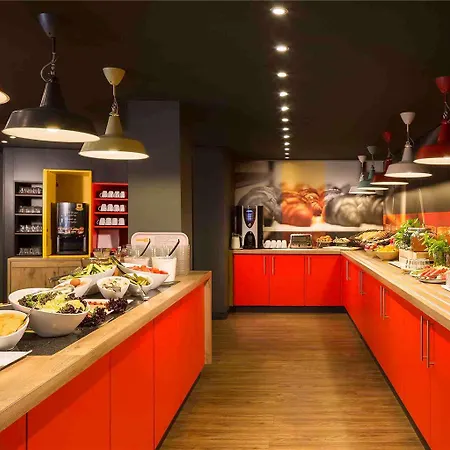 Ibis Heroes Square Hotel 3*