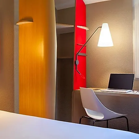Ibis Heroes Square 3*