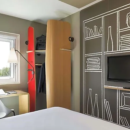 Hotel Ibis Heroes Square 3*