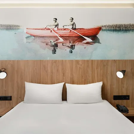 Ibis Styles Heroes Square 3*