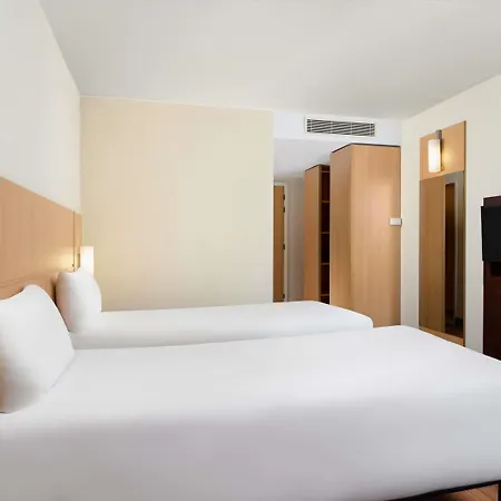Ibis Styles Heroes Square Hotel