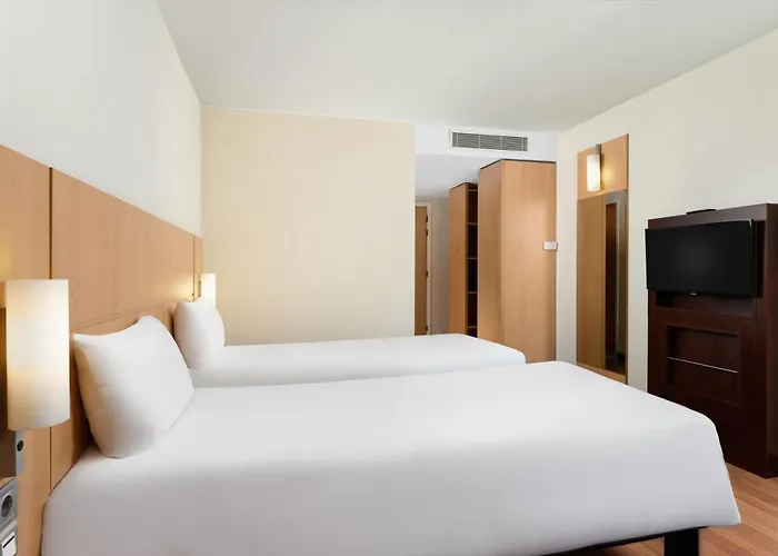 Ξενοδοχείο Ibis Heroes Square 3*