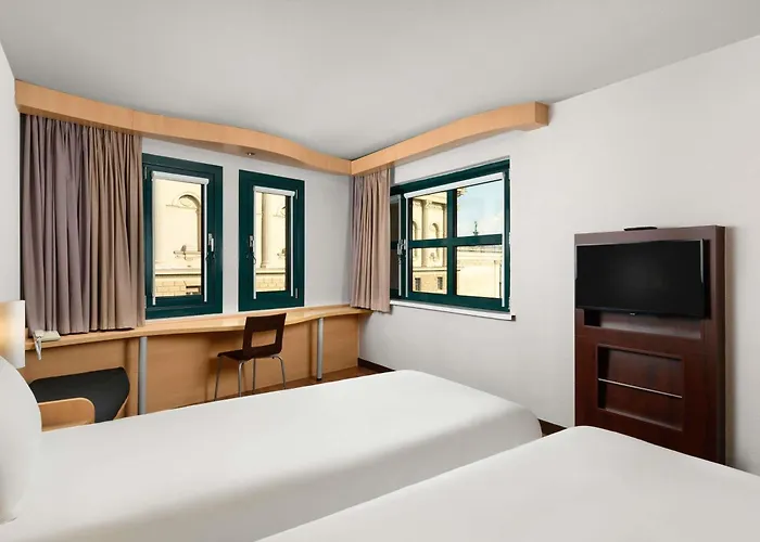 Ibis Heroes Square 3*