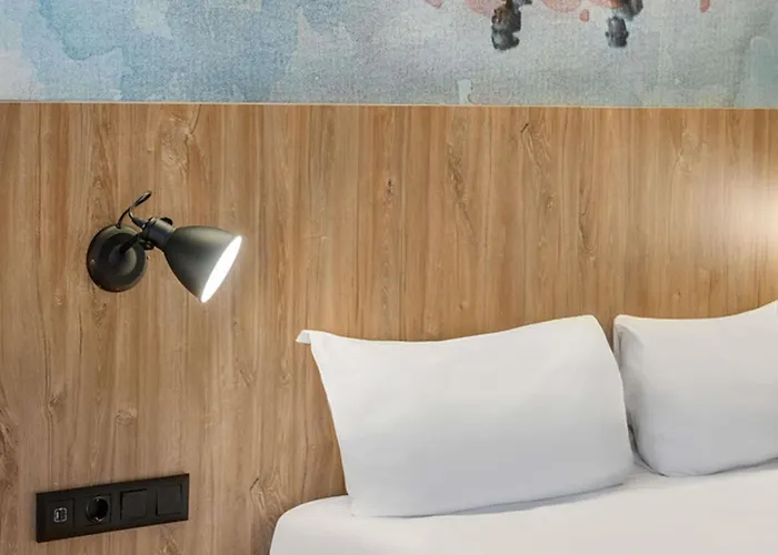 Ibis Heroes Square