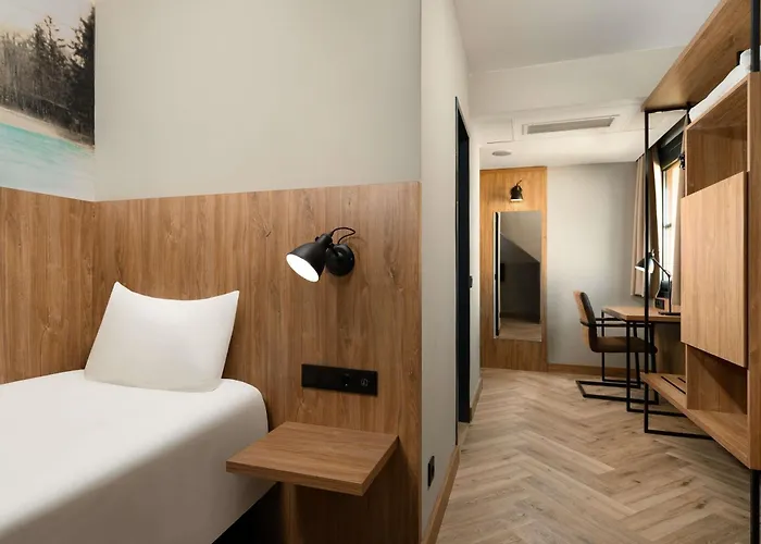 Ibis Heroes Square
