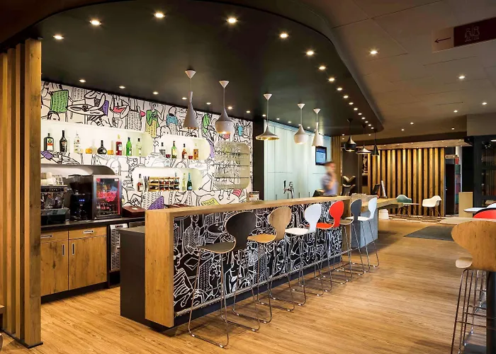 Ibis Heroes Square 3*