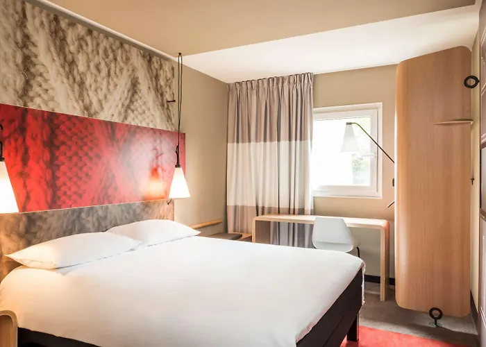 Ibis Heroes Square 3*