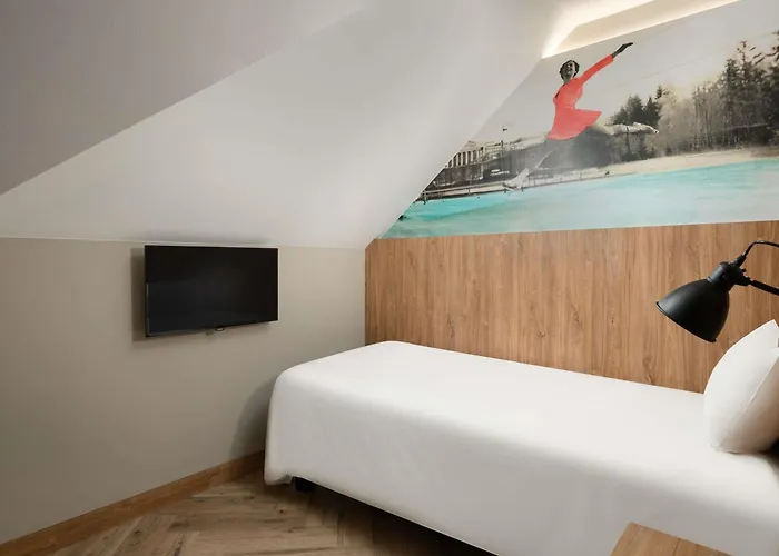 Ibis Heroes Square 3*