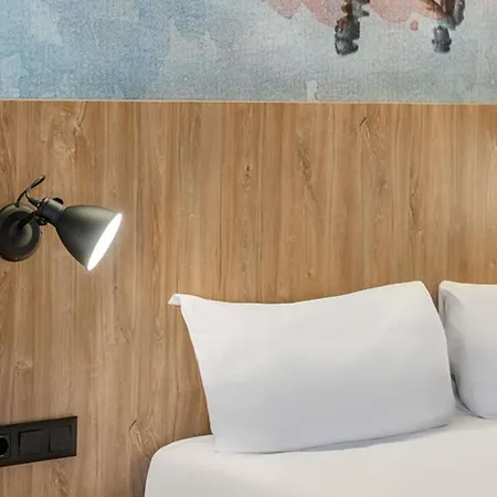 Ibis Heroes Square