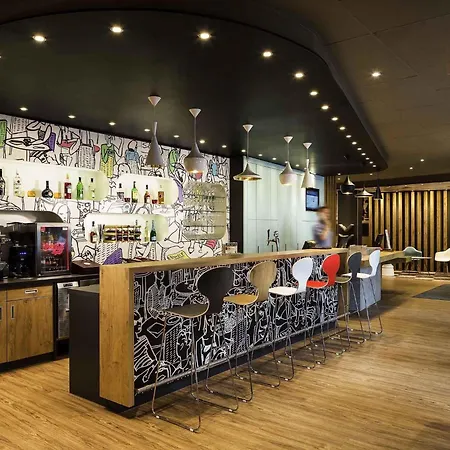 Ibis Heroes Square 3*