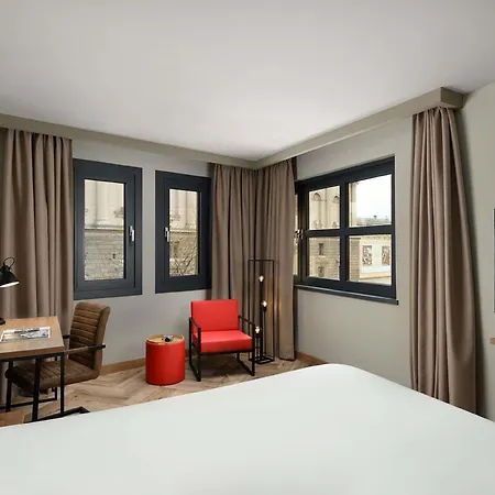 Ibis Heroes Square 3*