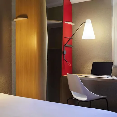 Hotel Ibis Heroes Square 3*
