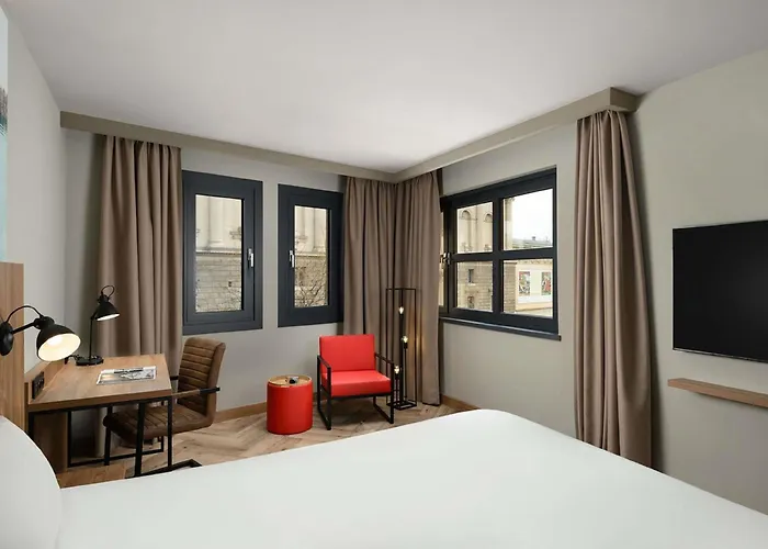 Ibis Heroes Square Hotel 3*