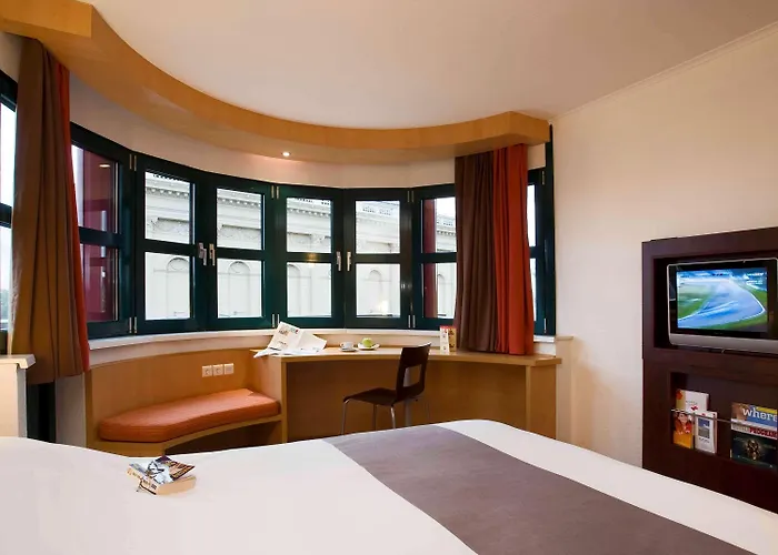 Ibis Heroes Square 3*