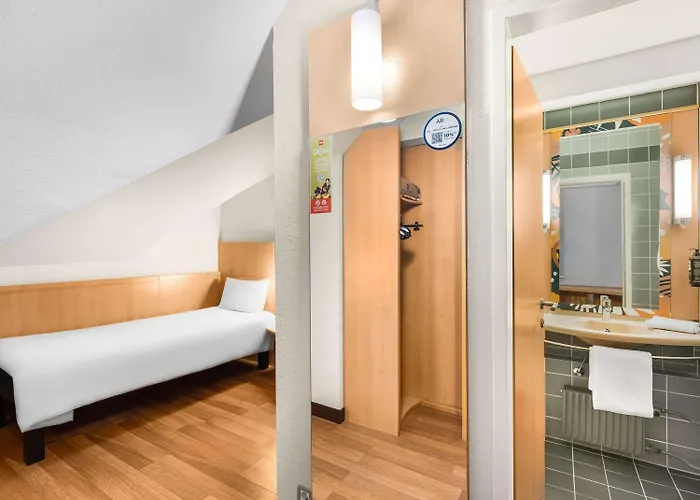 Ibis Heroes Square Hotel 3*