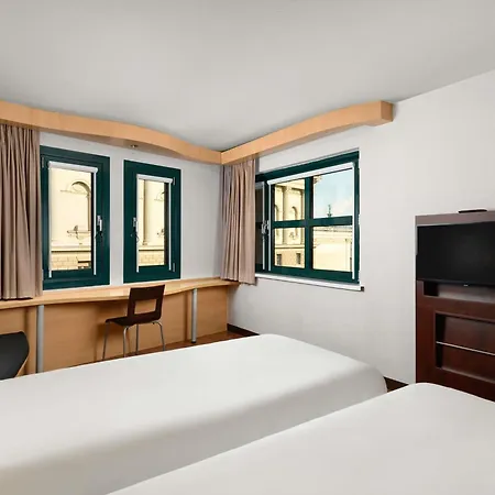 Ibis Heroes Square 3*