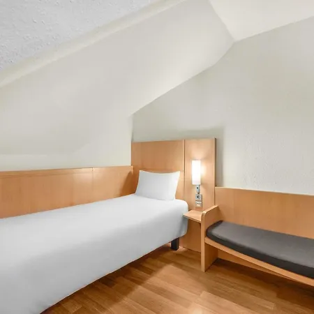 Hotel Ibis Heroes Square 3*