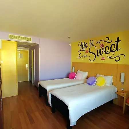 Hotel Ibis Heroes Square 3*