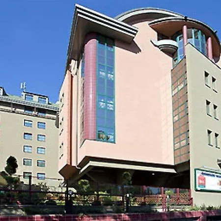 Hotel Ibis Heroes Square 3*